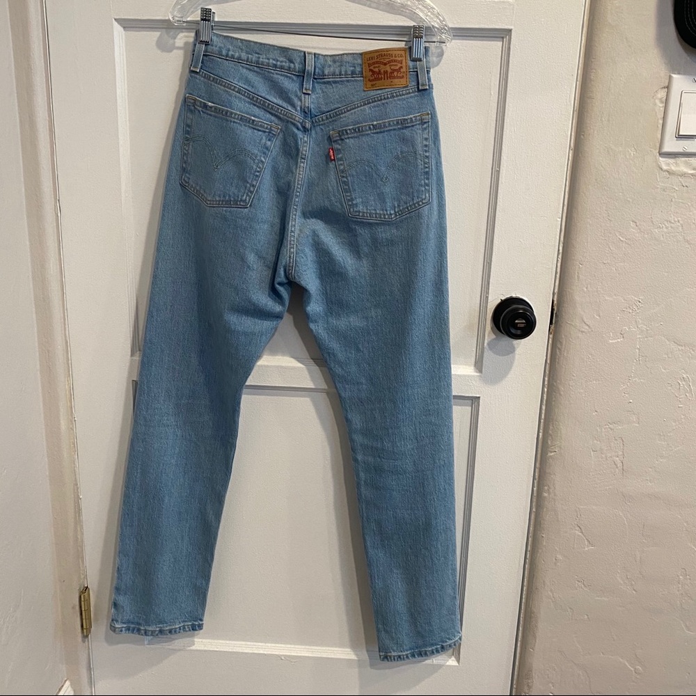 Light wash Levi 501s - Picture 3 of 6